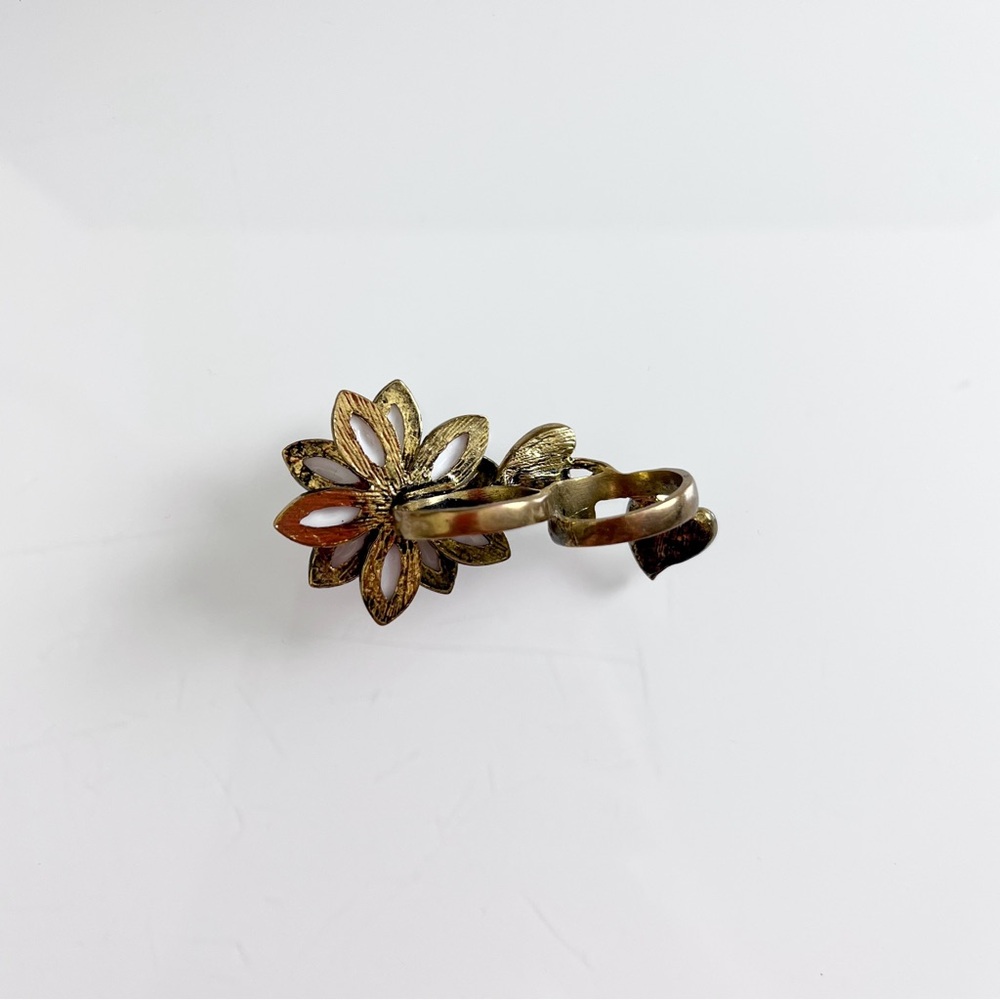 FOREVER 21 FLOWER DOUBLE KNUCKLE RING - Picture 3 of 3